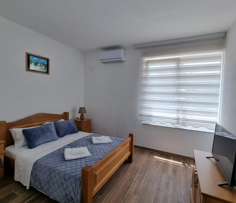 Double bedroom 5 (7)